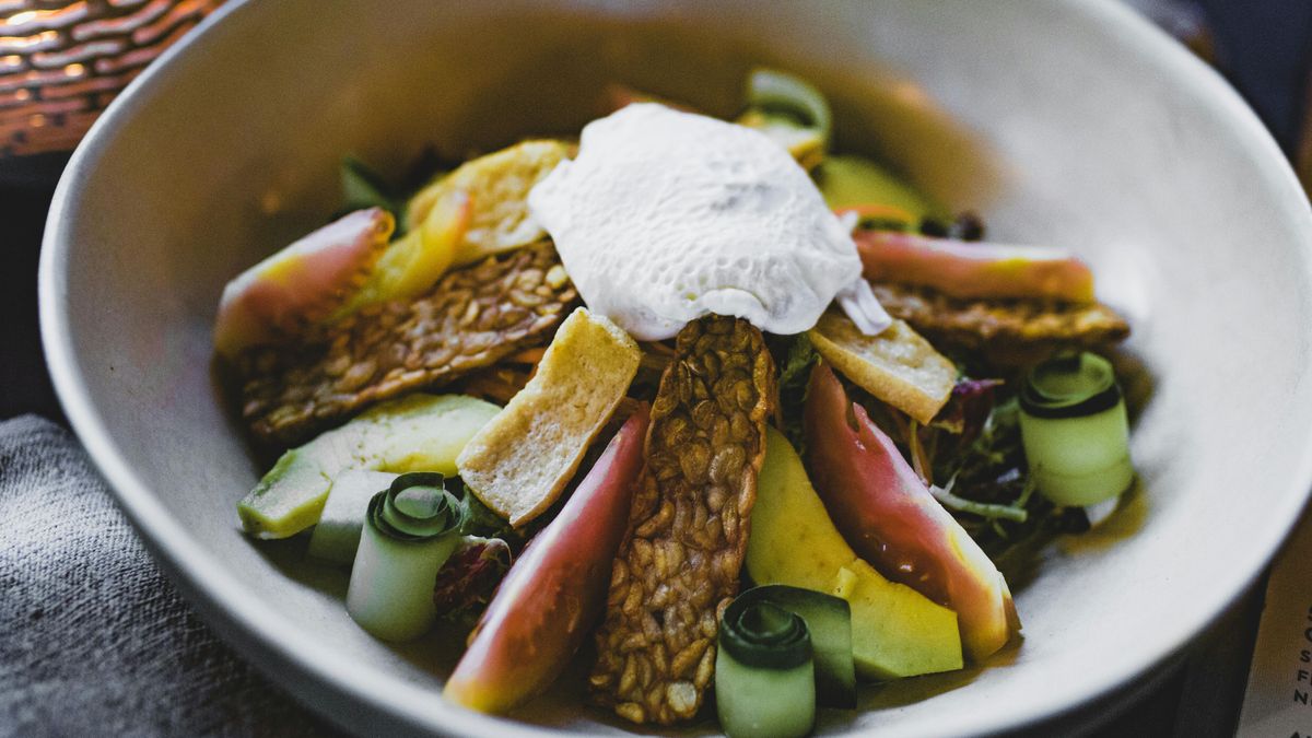 Una ensalada con tempeh