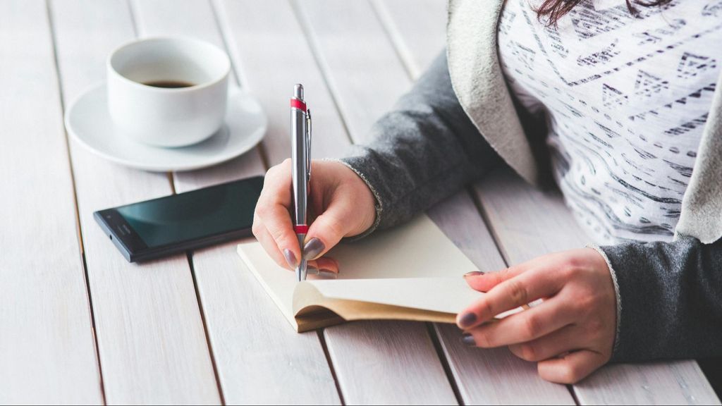 Una mujer escribiendo