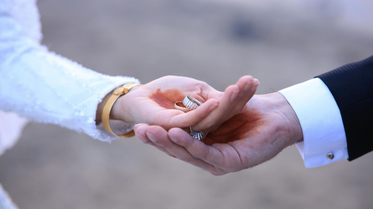 Unos novios comparten sus anillos de boda