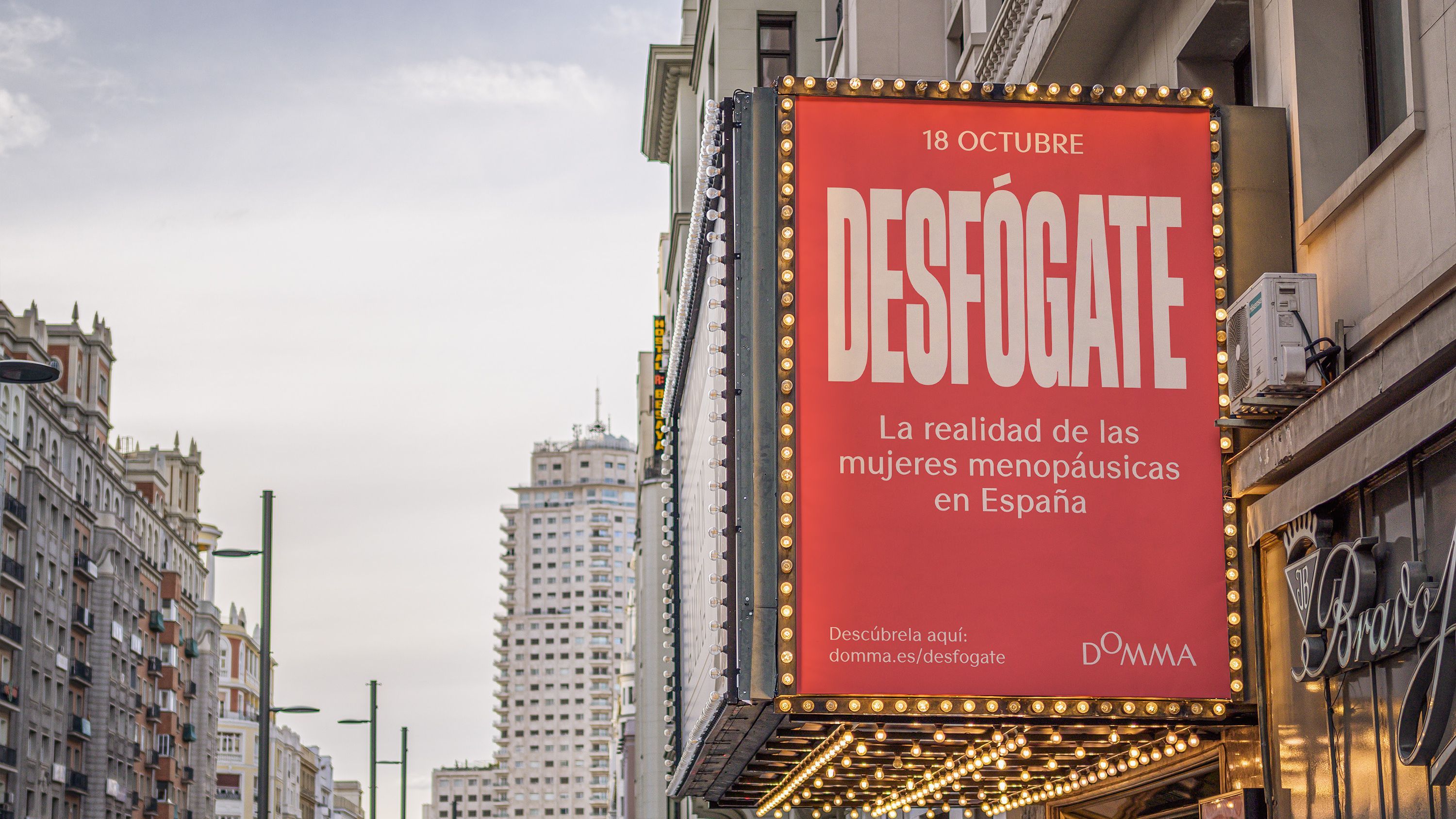 Cartel del documental 'Desfógate' en la Gran Vía de Madrid.