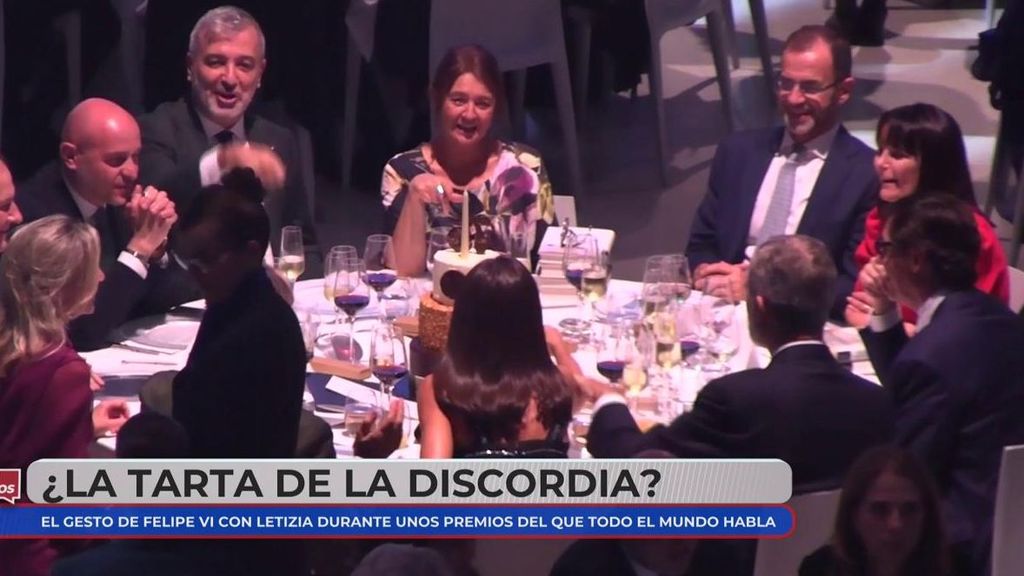 El momento del "manotazo" del rey a la reina