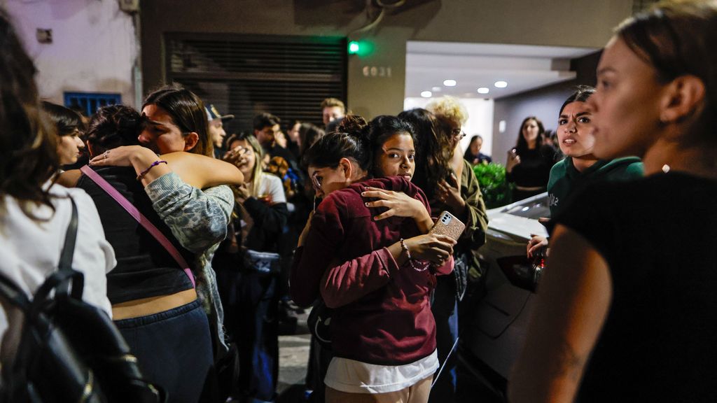 FAns del cantante Liam Payne lloran tras el fallecimiento del cantante al caer de un tercer piso en un hotel en Buenos Aires