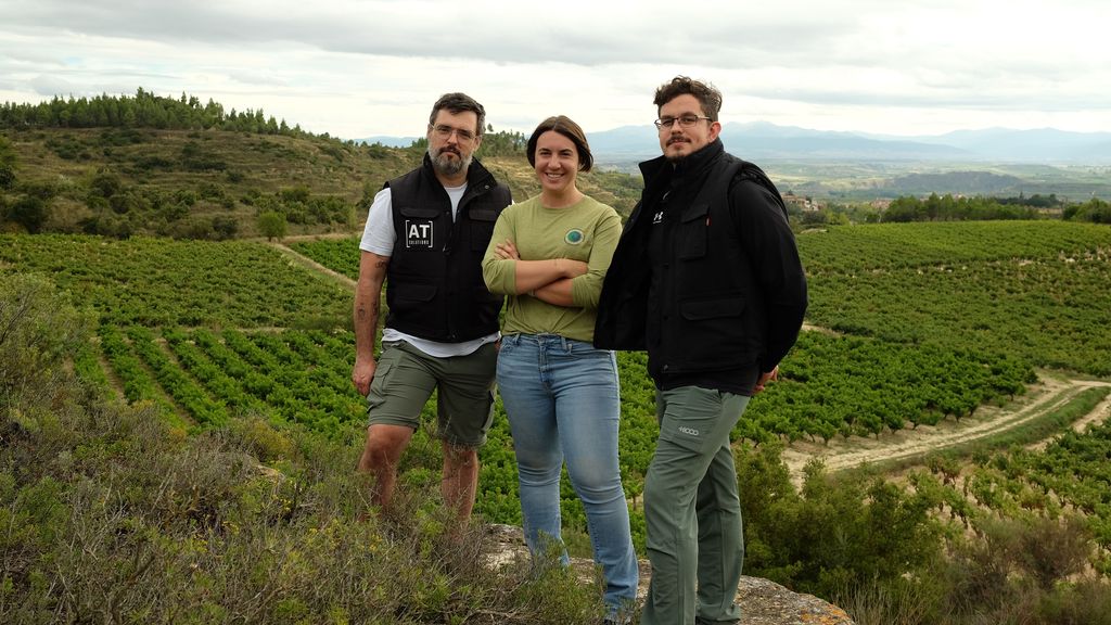 Iñigo Echevarría, Izaskun Orive y Daniel Teso en una de las viñas de Labastida