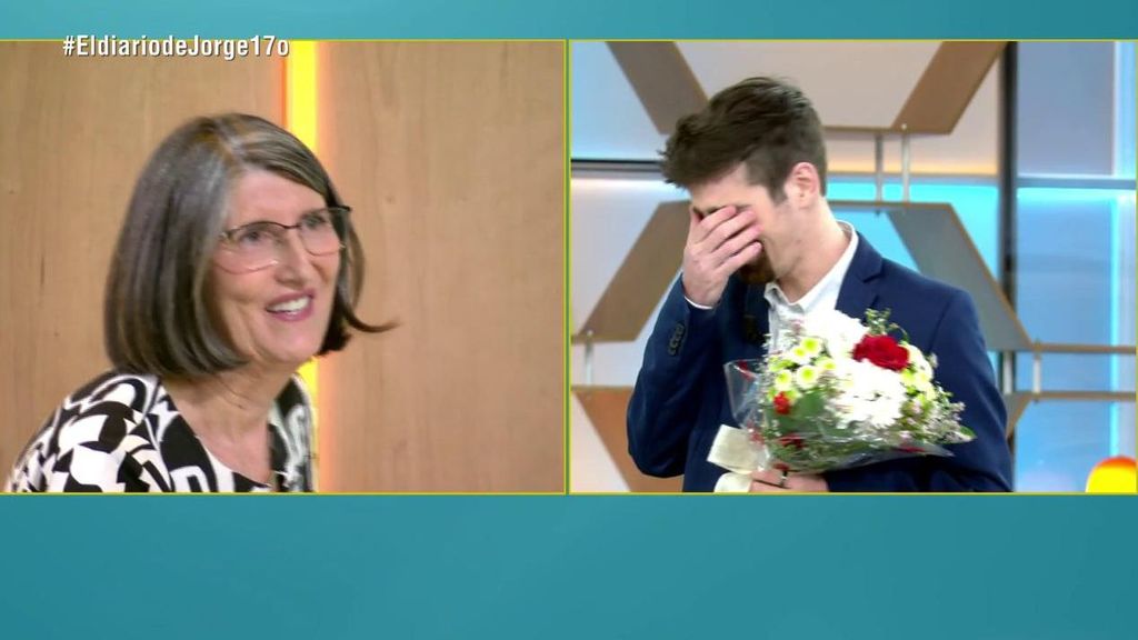 Javi recibe a Rosi muy emocionado y con un ramo de flores