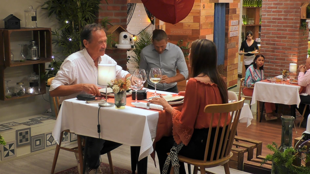 Juan y Evi conectan durante su cena en 'First Dates'