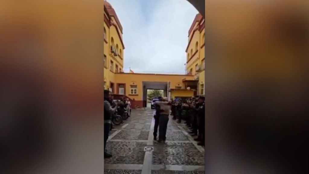 Así ha sido la emotiva despedida de un policía de Córdoba que se jubilaba