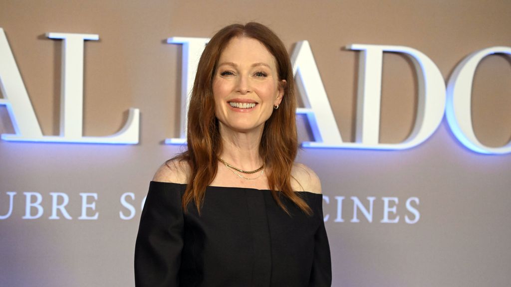 Julianne Moore posando en el photocall de la película 'La habitación de al lado' en Madrid