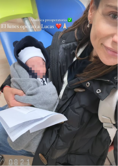 Lucía Villalón junto a su hijo Lucas