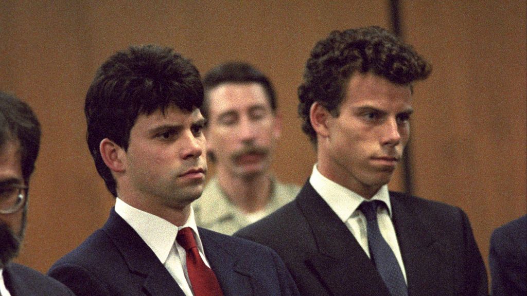 Lyle y Erik Menendez en el juicio por matar a sus padres en 1990