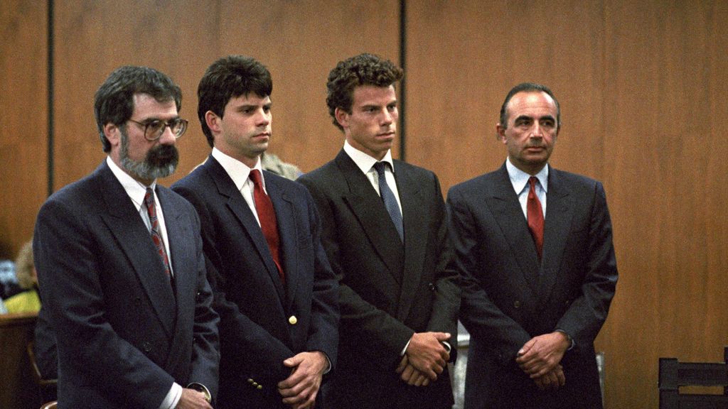 Lyle y Erik Menendez junto a sus abogados en el juicio por matar a sus padres en 1990