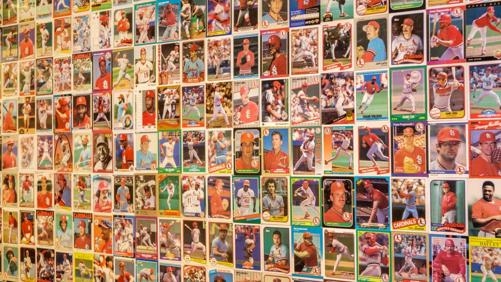 Pared forrada de cromos de beisbol en EE UU, uno de los grandes mercados del coleccionismo.