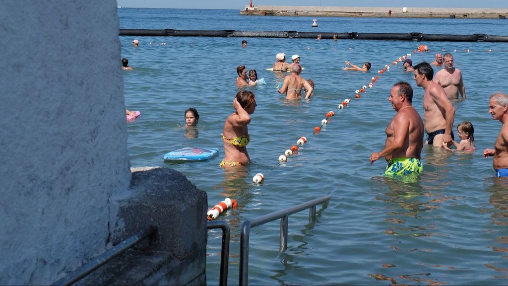 Separación de hombres y mujeres en la playa de El Peocin