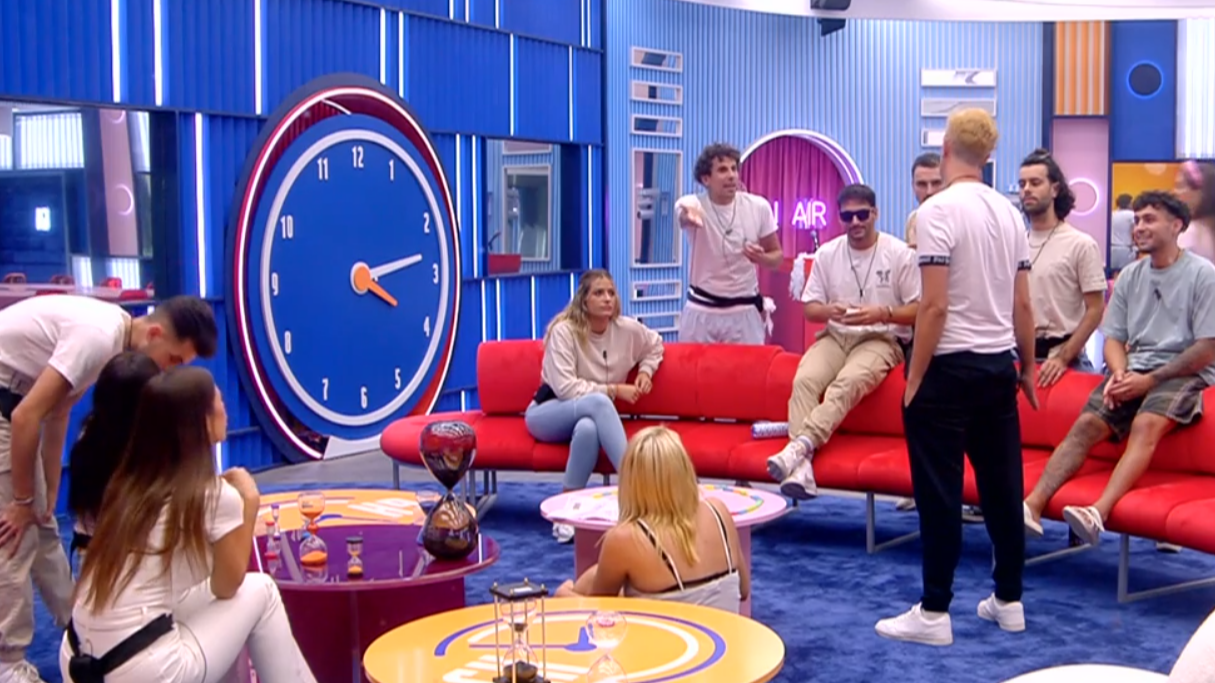 Todos los concursantes discuten con Javier y Vanessa