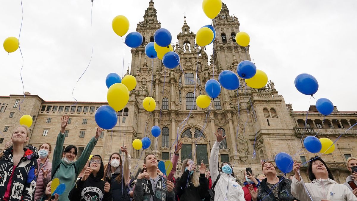 Varias personas lanzan globos al aire en Santiago de Compostela, como gesto para el fin de la guerra en Ucrania