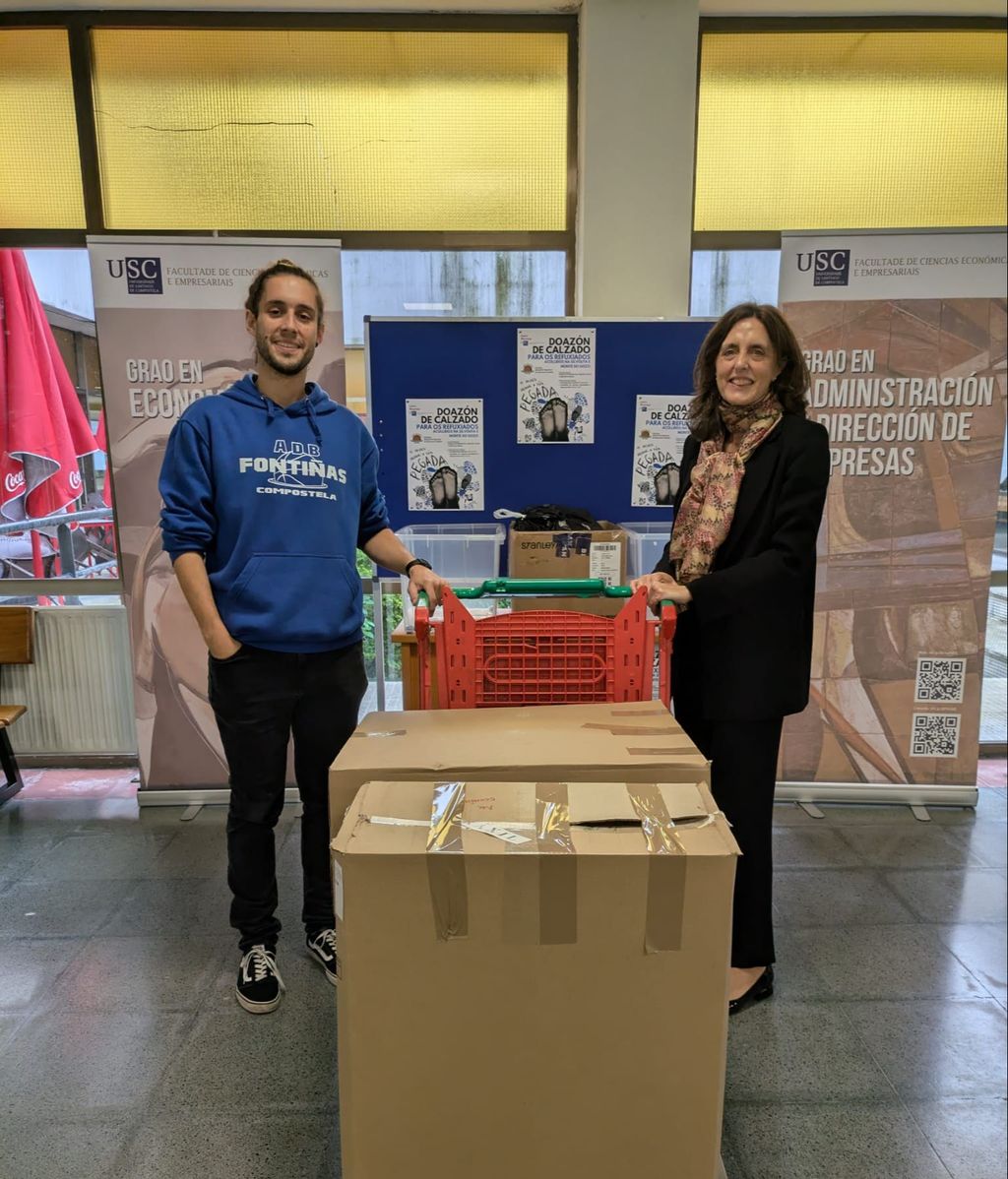 Adrián Dios recoge el material donado por la Universidad de Santiago de Compostela para los refugiados