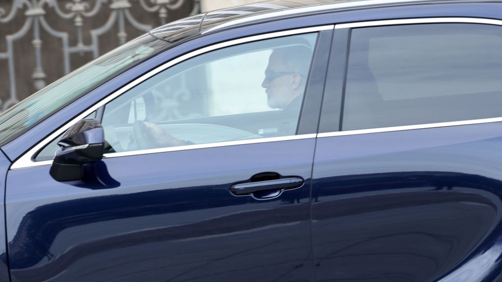 El rey Felipe entra en el Palacio Real conduciendo su coche, a 7 de febrero de 2024, para la sesión de fotos.