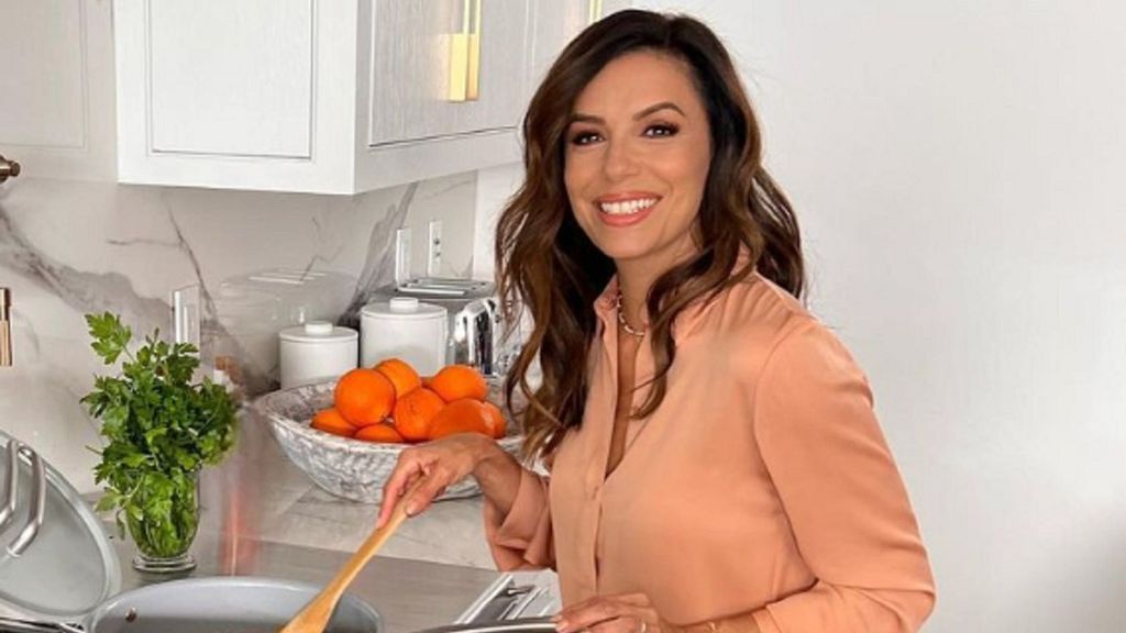 Eva Longoria cocinando