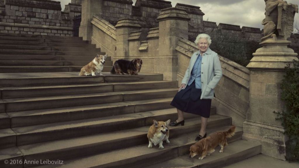 La reina Isabel II con sus perros.