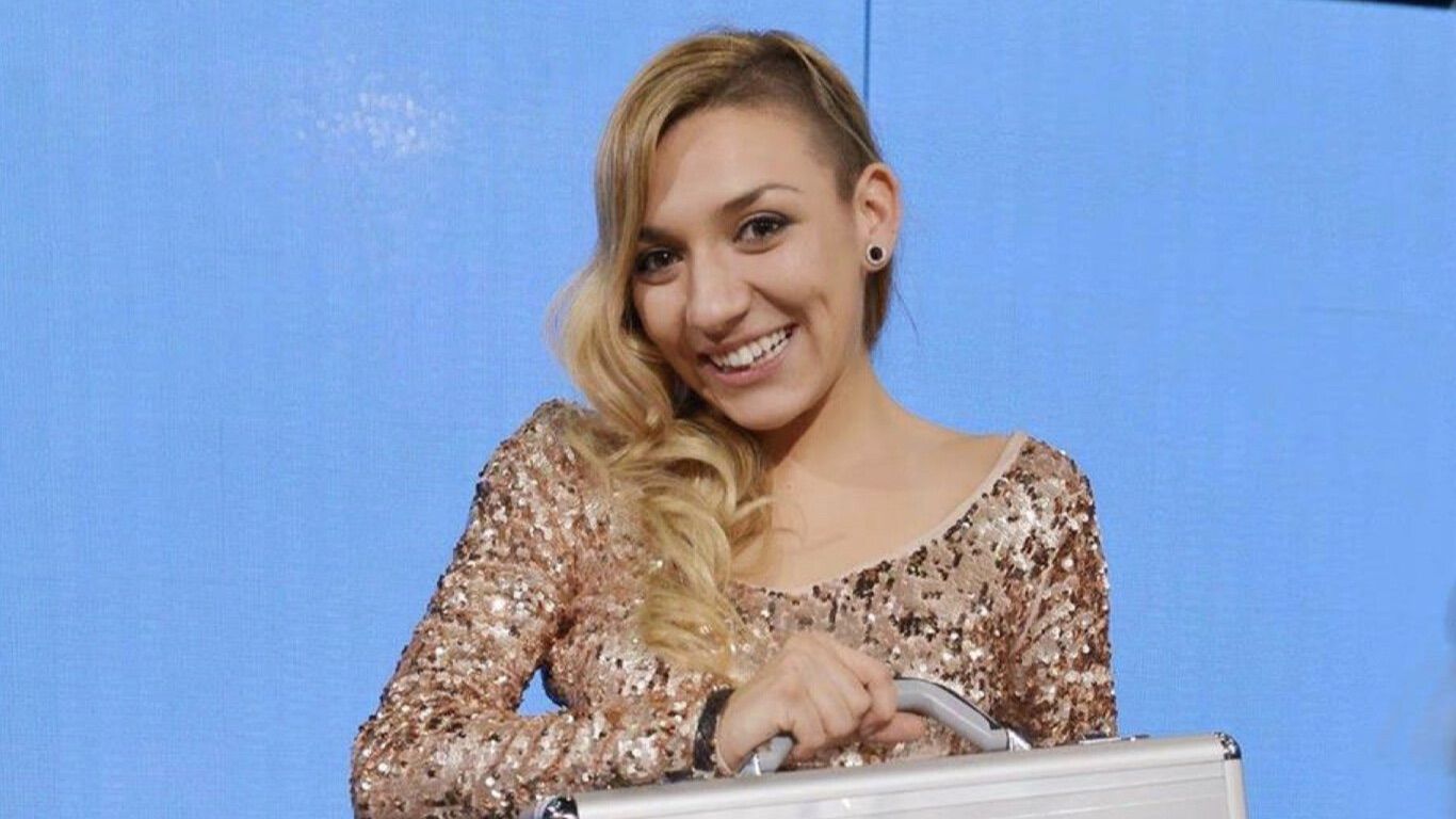 Paula González con el maletín