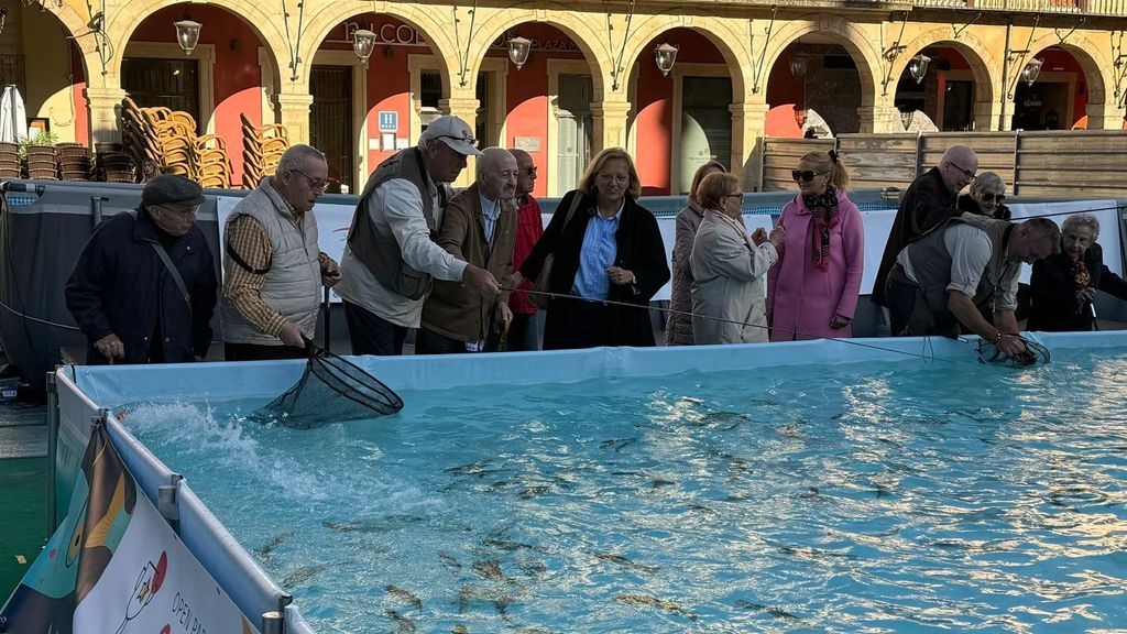 Polémica en León por la instalación de dos piscinas con 800 truchas para pescar en el centro de la ciudad