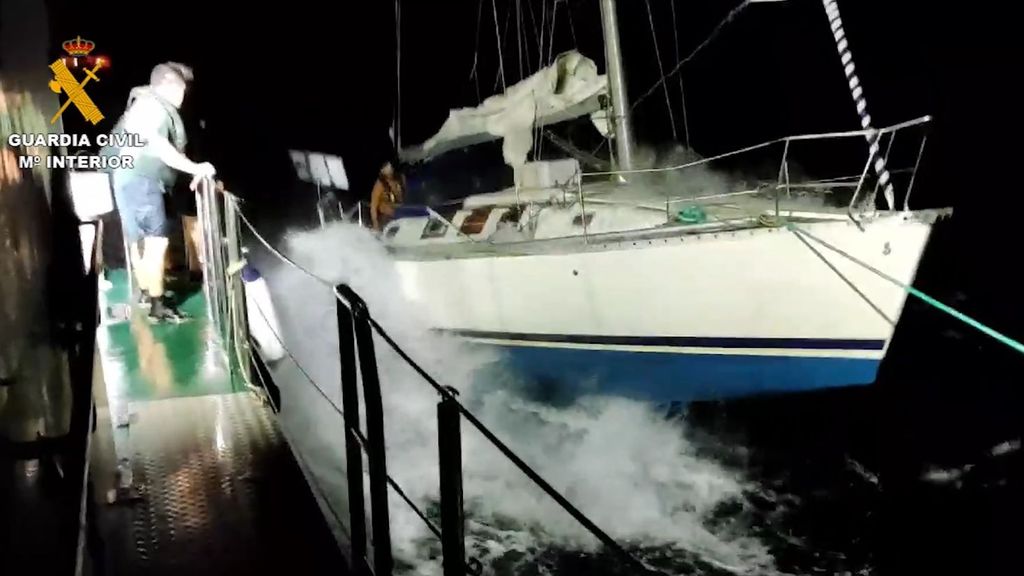 Así fue el arriesgado rescate de cuatro tripulantes de un velero francés a la deriva en la Isla de Tabarca