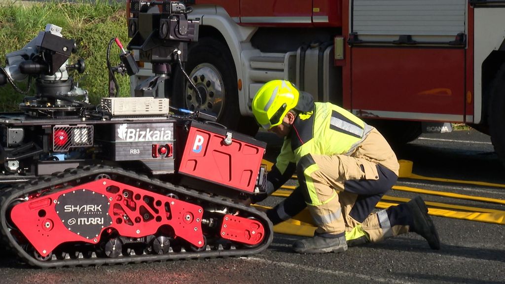 Un bombero manipula el robot