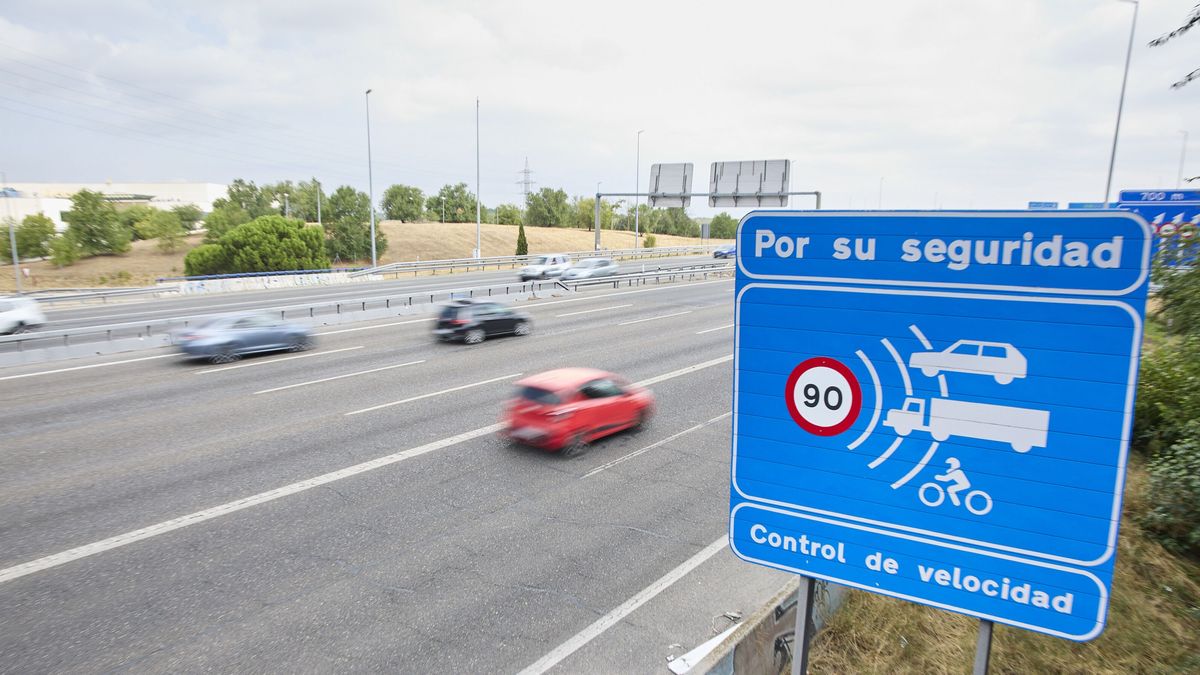 Un cartel indica un radar de prohibición de circular a más de 90 kilómetros por hora en la autovía A-3