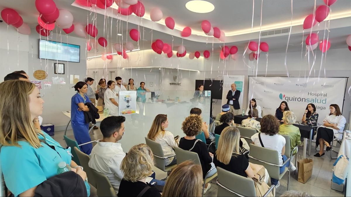 Un momento del encuentro en Quirónsalud Málaga entre profesionales sanitarios y pacientes