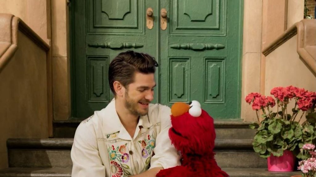 Andrew Garfield charla con Elmo sobre la muerte de su madre: "Me hizo muy feliz"