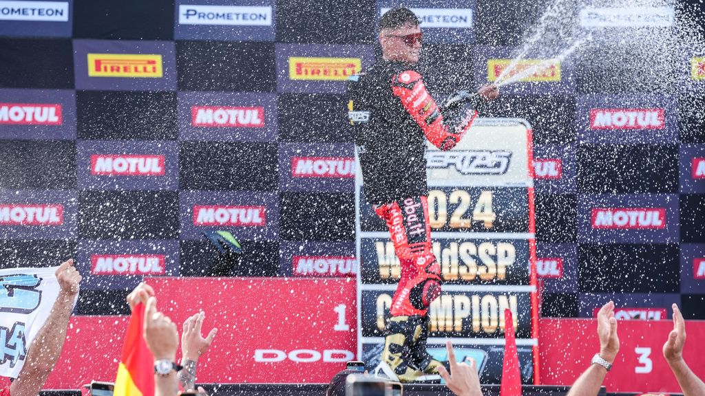 El piloto español Adrián Huertas, campeón del mundo más joven de la historia de Supersport