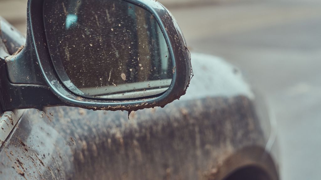 Las manchas de lluvia pueden deteriorar la carrocería de tu coche