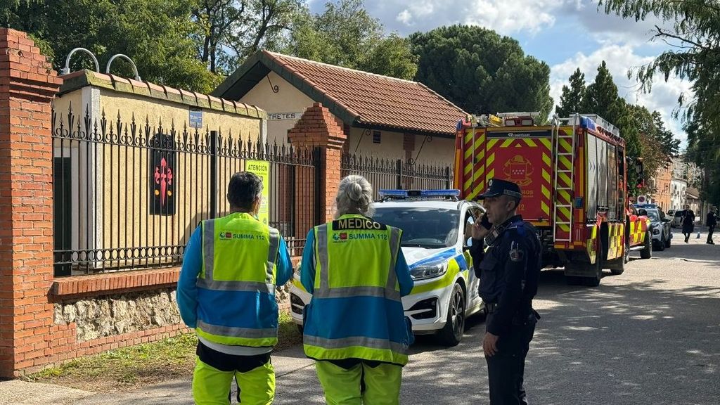 Sanitarios y agente en la Estación de la Poveda en Arganda del Rey