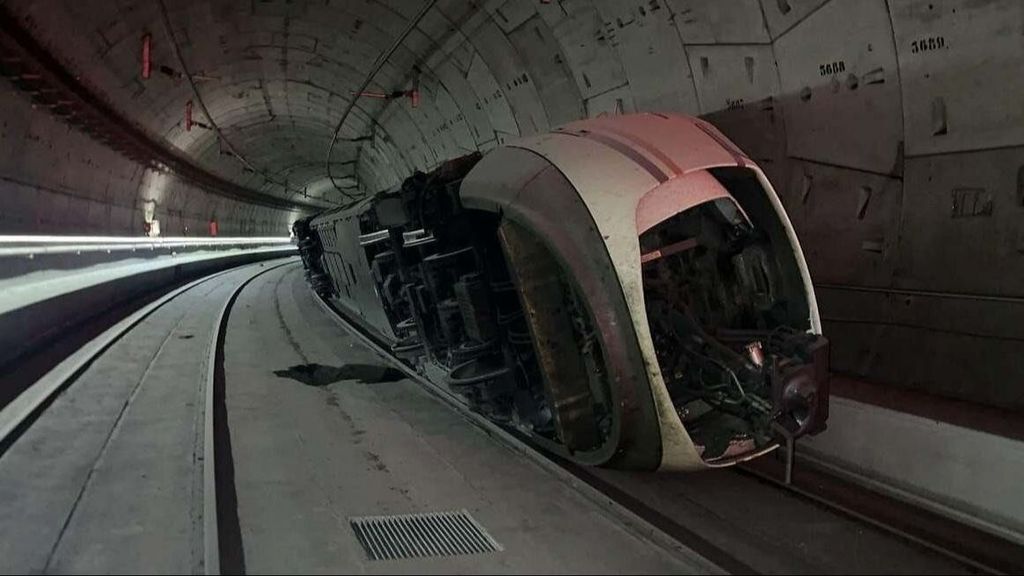 Un tren descarrila y vuelca en el túnel de AVE que une Atocha y Chamartín: no hay heridos