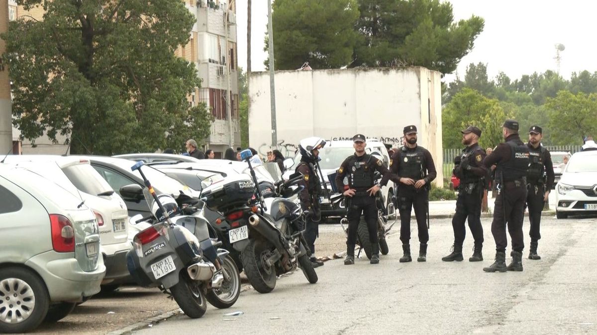 Varios agentes de la Policía Nacional en Las Tres Mil Viviendas de Sevilla