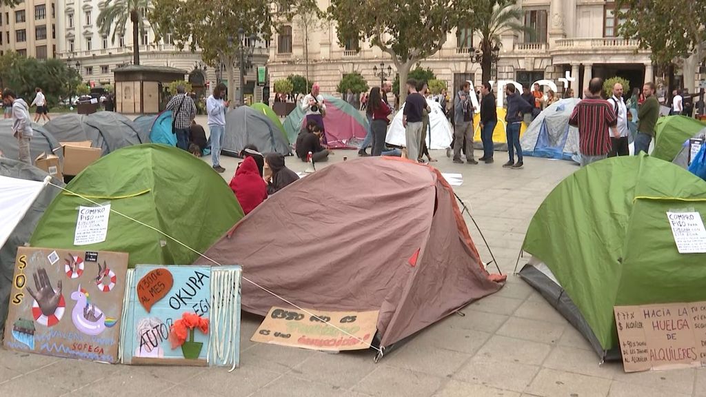 Acampan frente al Ayuntamiento de Valencia en protesta por la situación de la vivienda