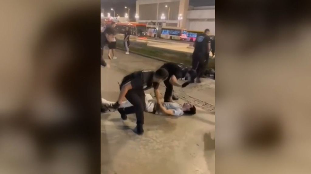 Brutal agresión de dos guardias de seguridad a un joven en el Oktoberfest Barcelona