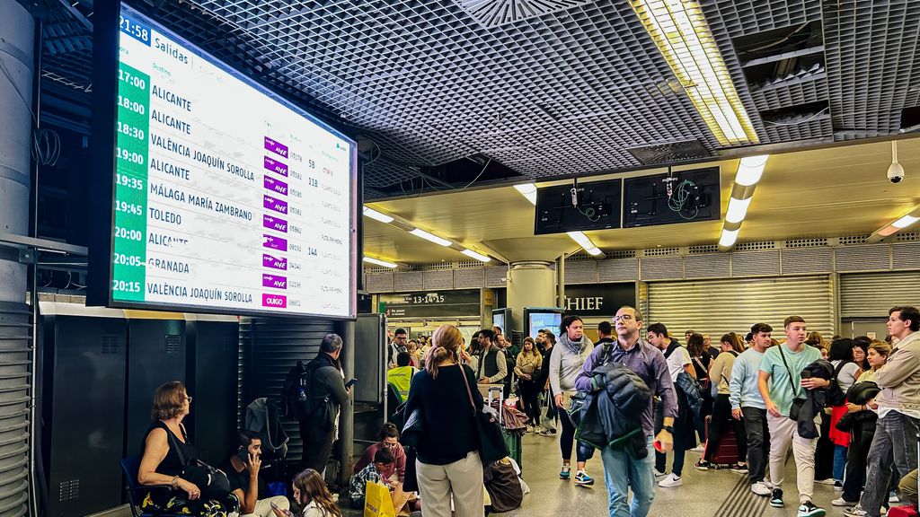 Cientos de personas en la estación de Atocha, a 19 de octubre de 2024, en Madrid (España)