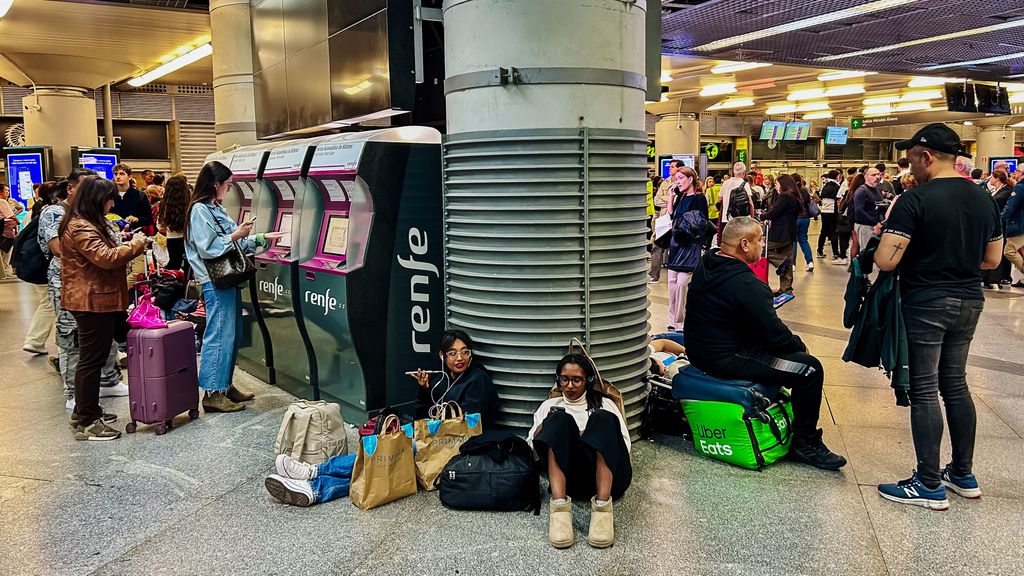 Cientos de personas en la estación de Atocha, a 19 de octubre de 2024, en Madrid (España).