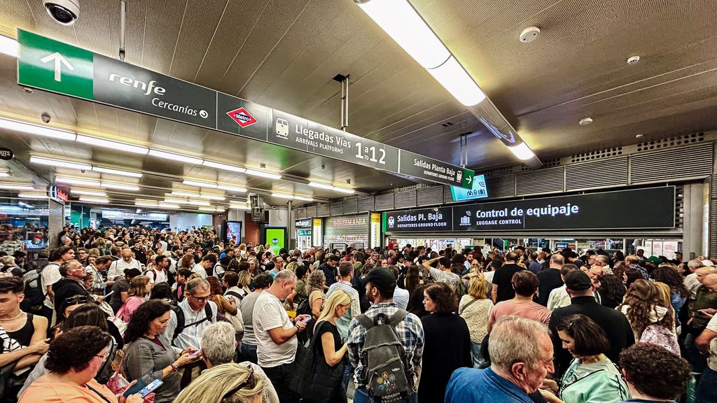 Cientos de personas en la estación de Atocha, a 19 de octubre de 2024, en Madrid