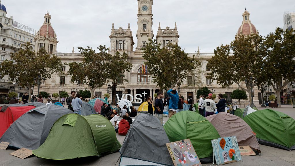 Decenas de personas acampan frente al Ayuntamiento de Valencia en protesta por la vivienda