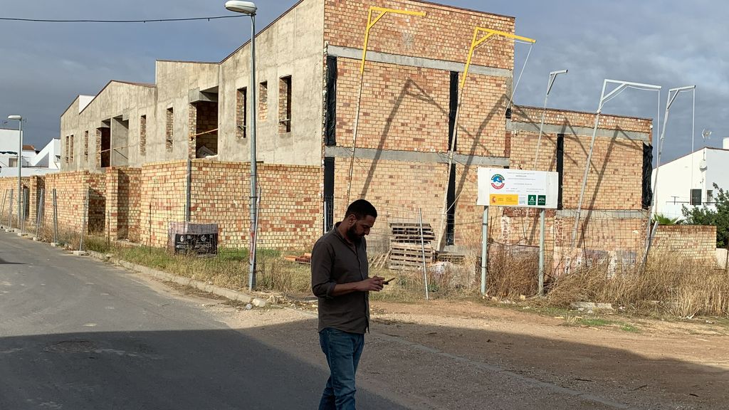 El alcalde de Marinaleda, Antonio Gómez, junto a la promoción de viviendas que están en construcción