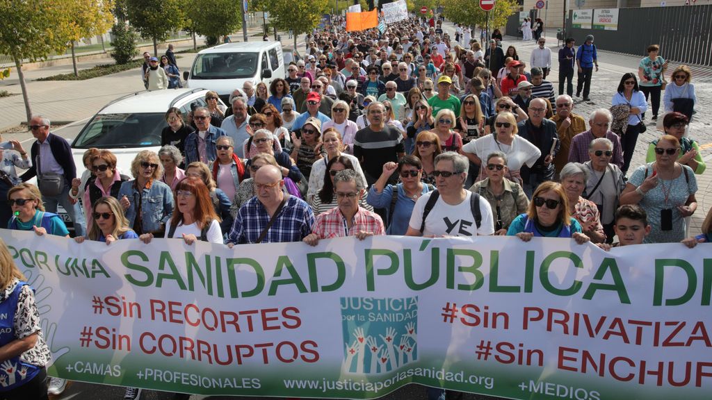 Miles de personas defienden en Granada una sanidad pública "digna" y "de calidad"