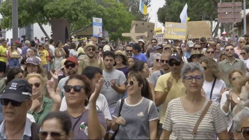Multitudinarias protestas en Canarias contra el turismo de masas
