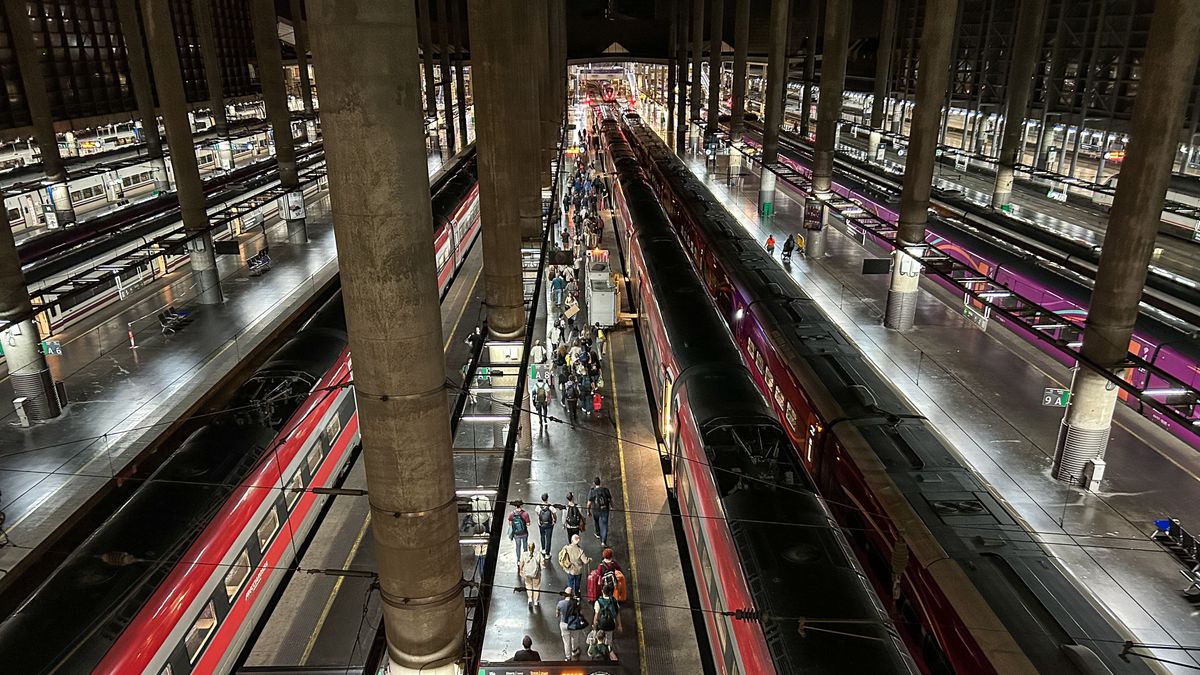 Varias personas en el andén esperan para montar en el tren, en la estación de Atocha