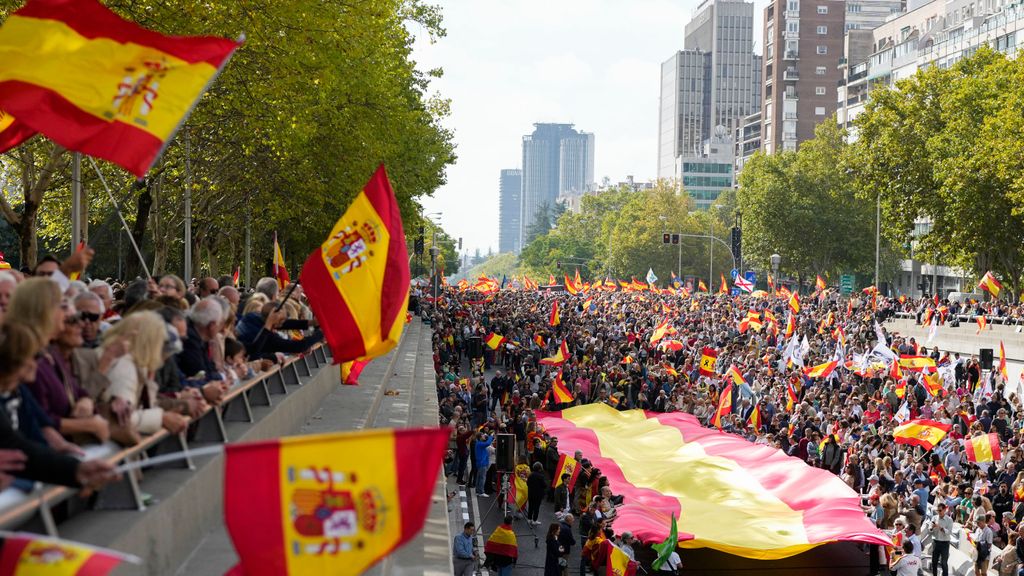 Miles de personas se manifiestan contra el Gobierno en Madrid y piden elecciones generales ya: "Sánchez dimisión"