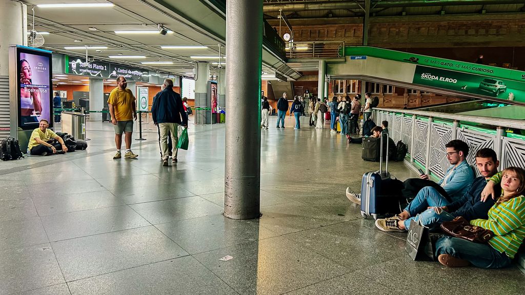 Los trenes rumbo a Valencia y Murcia recuperan la normalidad aunque algunos cambian de estación