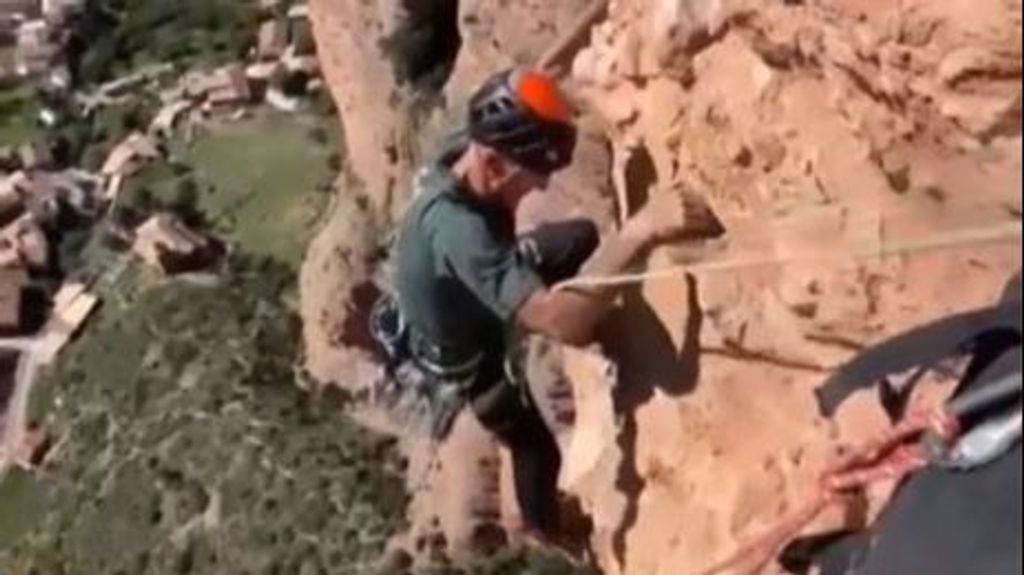 El espectacular rescate de la Guardia Civil en Huesca: acercan el helicóptero a un precipicio para salvar a un escalador a punto de caer