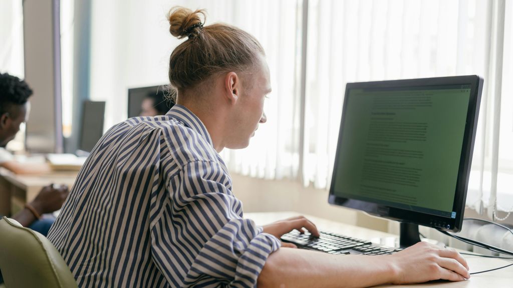 Estudiante realizando un curso online.