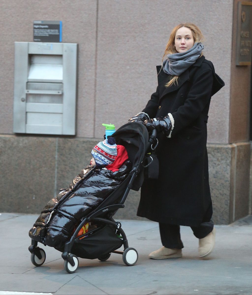 Jennifer Lawrence paseando a su hijo Cy.