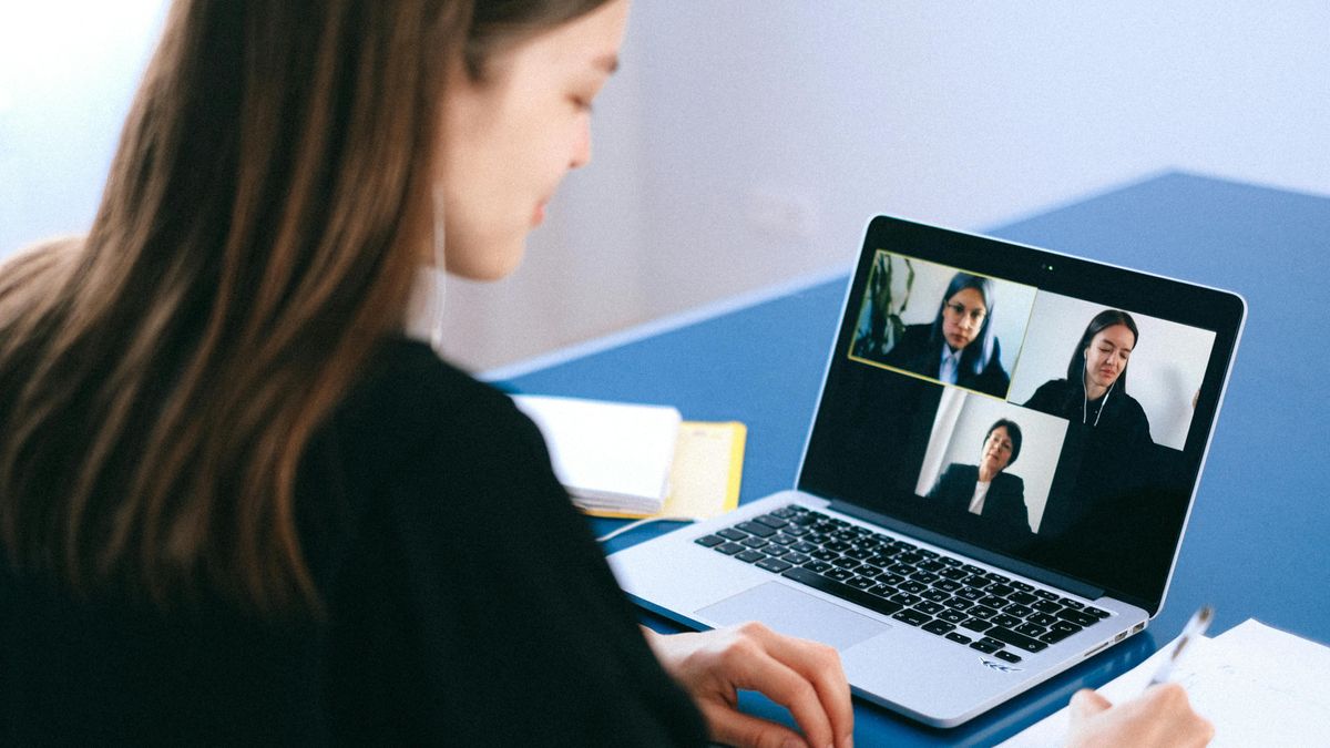 Joven realizando una videollamada grupal.